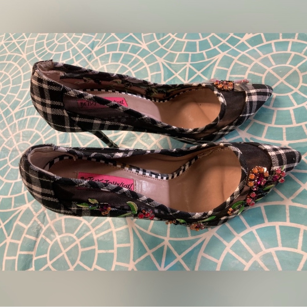 Vintage RARE Betsey Johnson “Rayne” pointed toe heels. - Picture 3 of 5